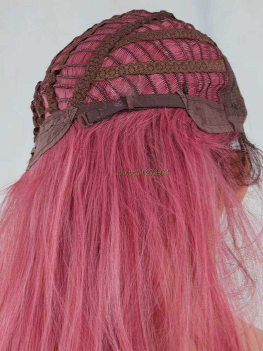 Розова омбре перука на път с тъмни корени