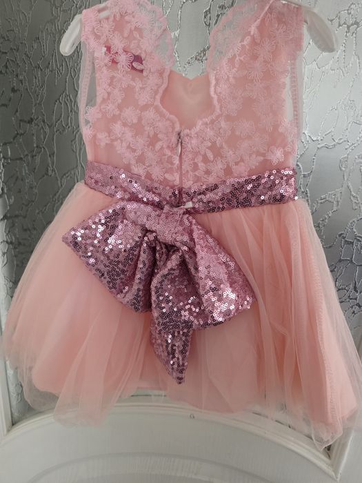 Рокля 80 размер със сваляща се панделка