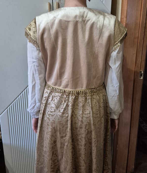 Платье и национальный камзол