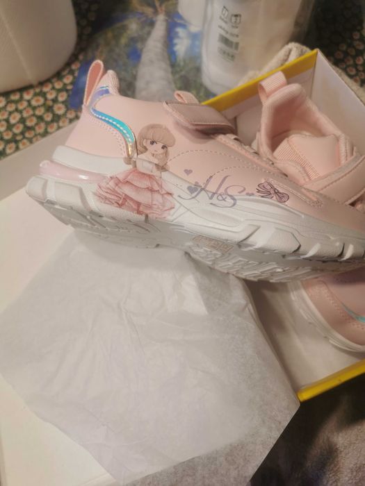 adidasi fetite ,marimea 32,culoare roz,noi in ambalajul original