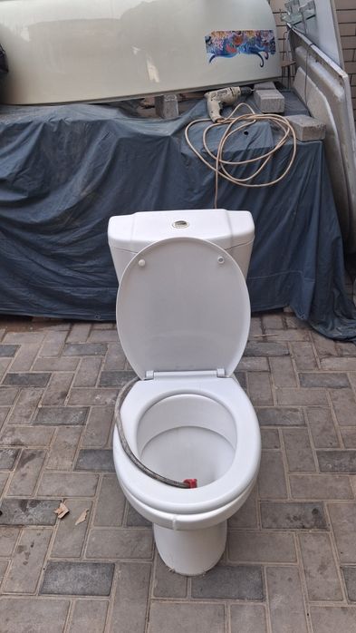 Продам унитаз.Раковину.Душ кабину.