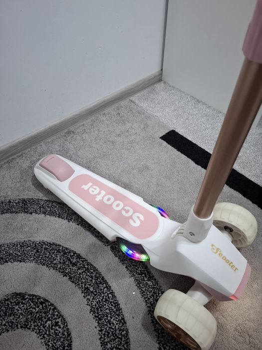 Trotineta cu lumini si muzica