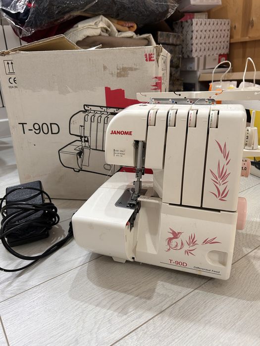 Продам оверлок janome