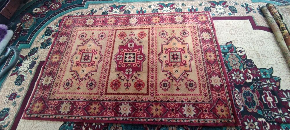 Гиламлар сотилади.