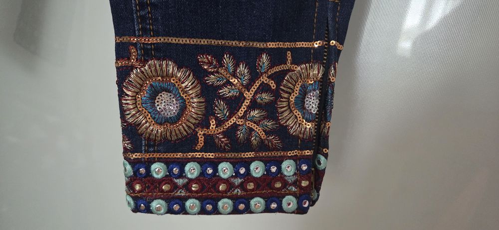 Blugi Desigual cu model