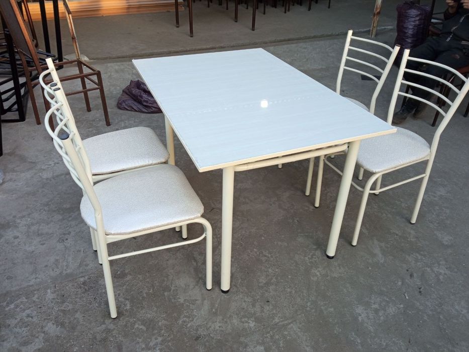 Столыи и стулья  кухонные и кафе