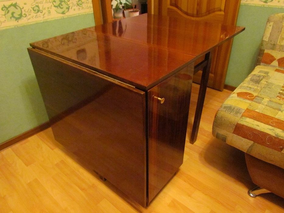 Раскладной стол с 6 стулями