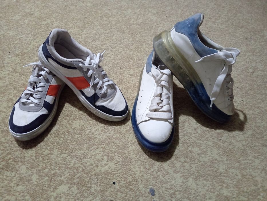 Oyoq kiyimlar sotiladi