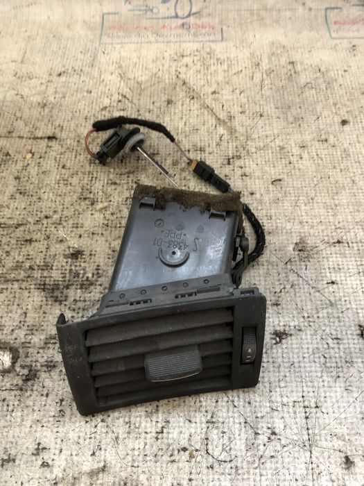 grila ventilatie stanga  audi a4 2010