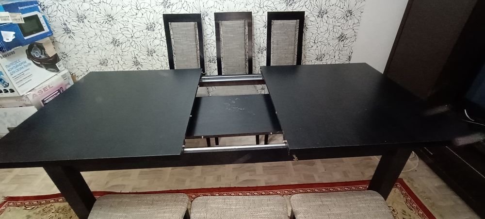 Продам стол со стульями.В хорошем состоянии.