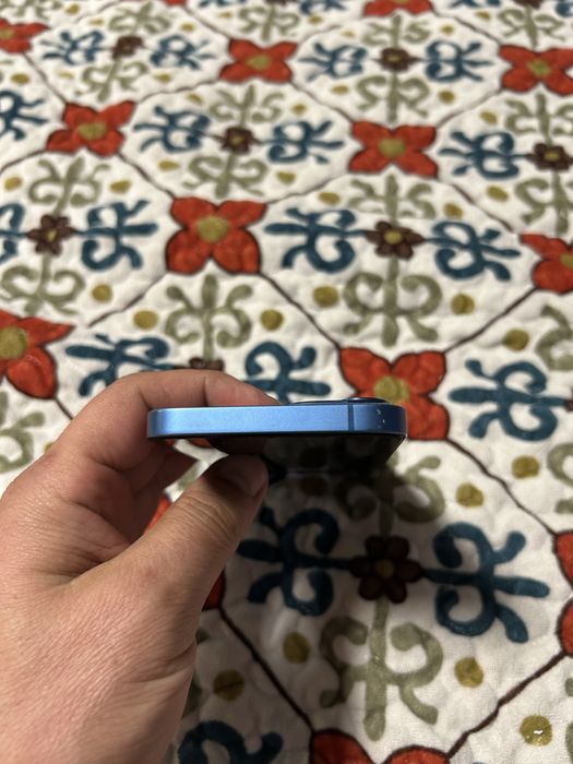 Продам IPhone 13