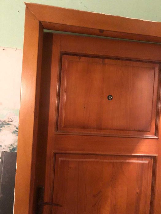 Ușă de lemn masiv!