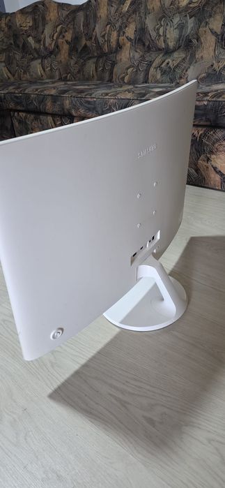 Monitor curbat Samsung alb