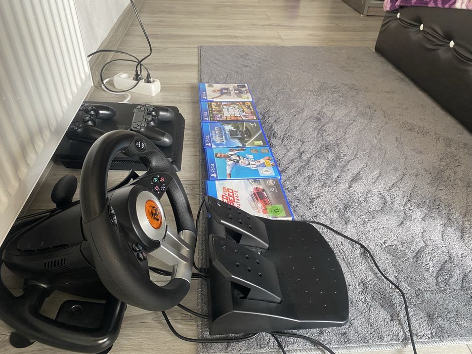 Vand PlayStation 4 + volan de gaming krom + pedale + 5 jocuri