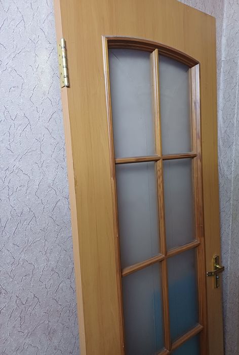 Двери  дерево  со стеклом весом 30кг