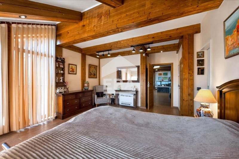 Двуетажна, новопостроена, стилно обзаведена къща за продажба, с двор,