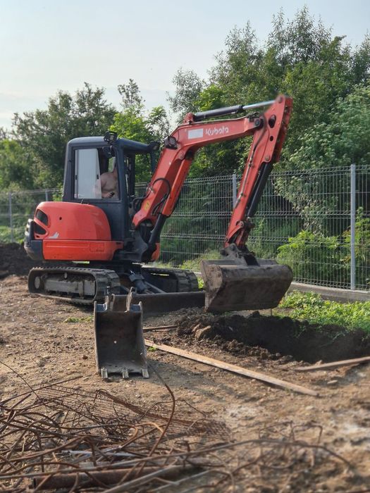 Exexut lucrări cu miniexcavator de 4 tone Aducem agregate la comanda