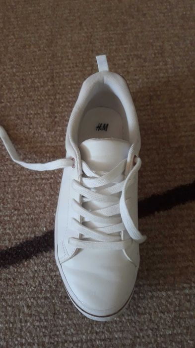 Бели маратонки за момиче