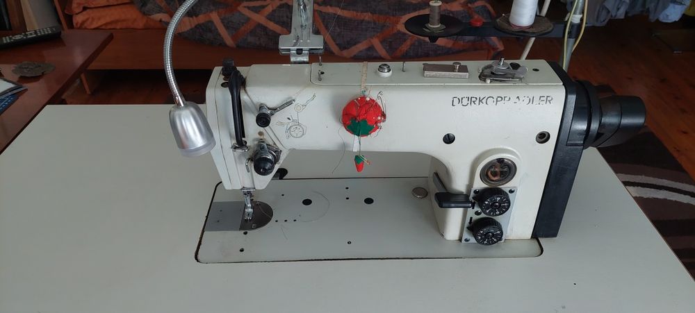 Masina de cusut industria