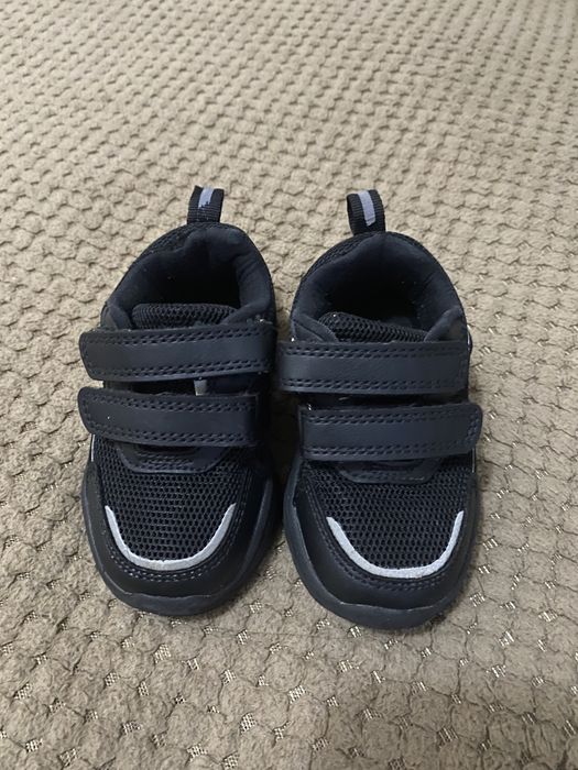 Продам детские кроссовки