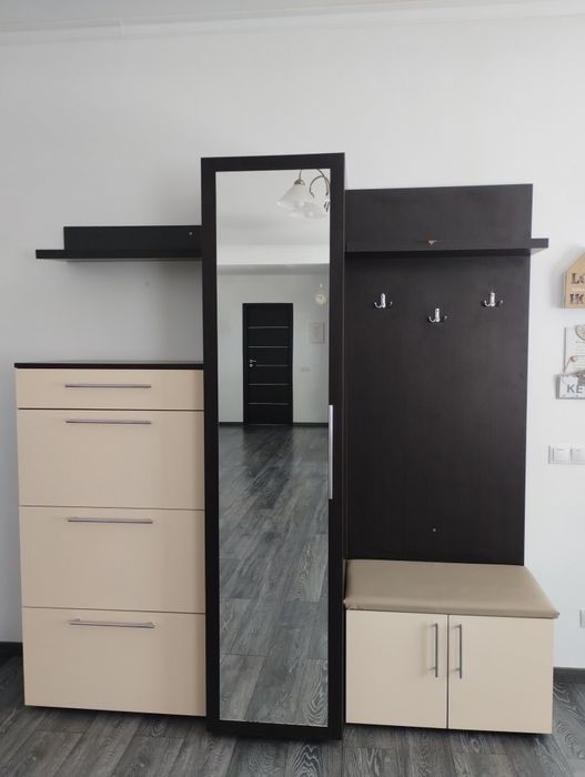 Mobilier de hol: Cuier+pantofar+ 1 corp depozitare geci, etc.