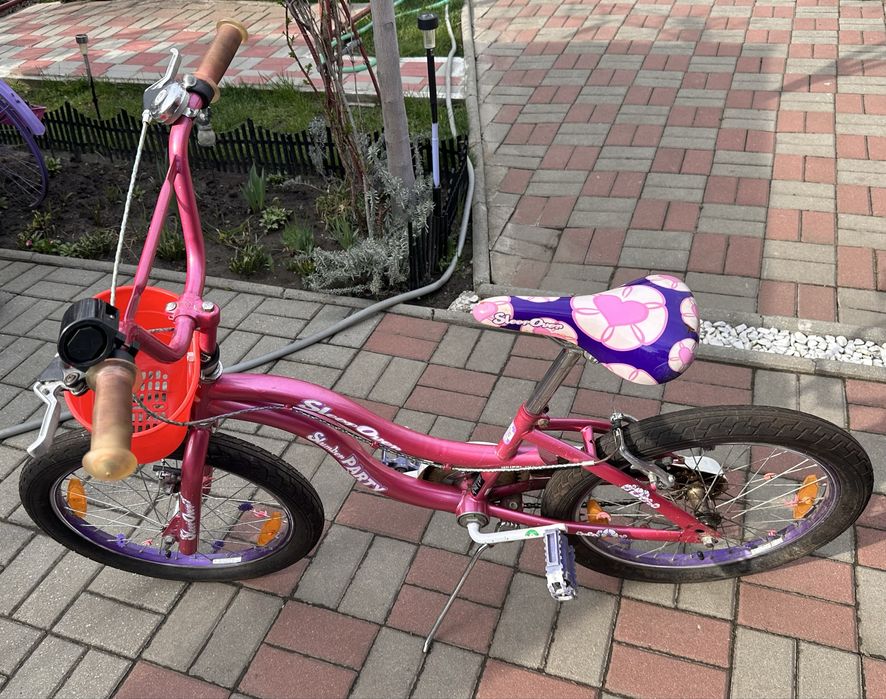 Bicicleta fete stare buna, saua are o crapatura mica