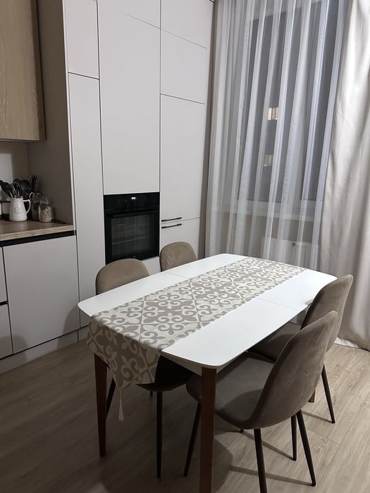 Стол со стульями.