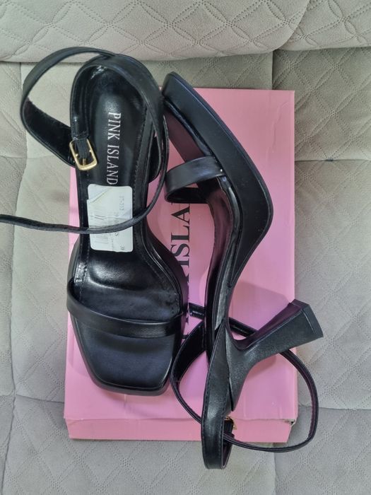 Продаются босоножки