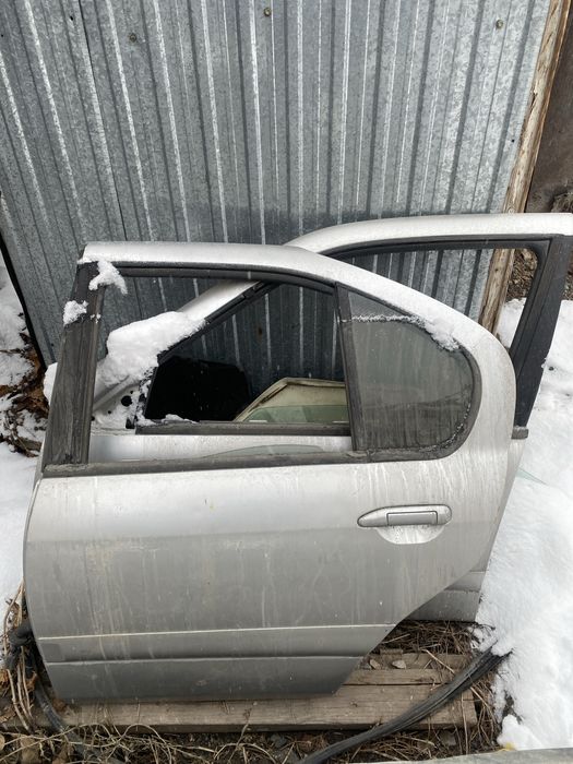 Ниссан примера Р12 дверь