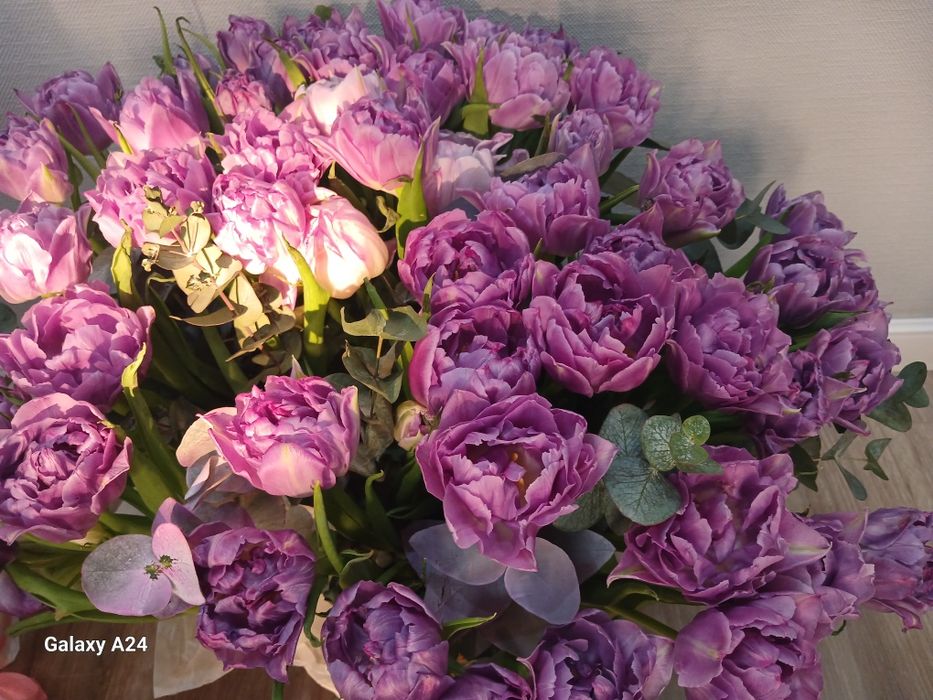 Продам  букеты цветов.