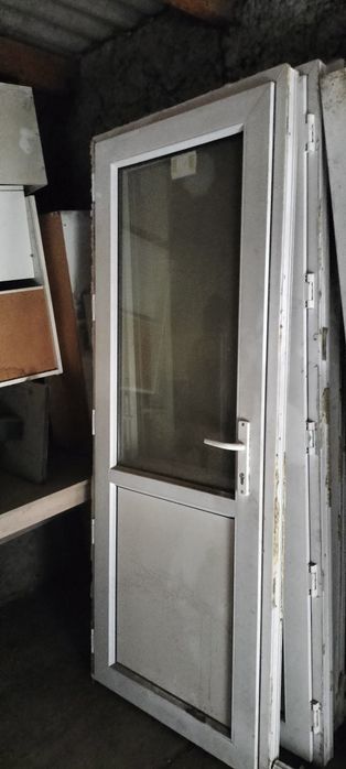 Пластиковые двери.