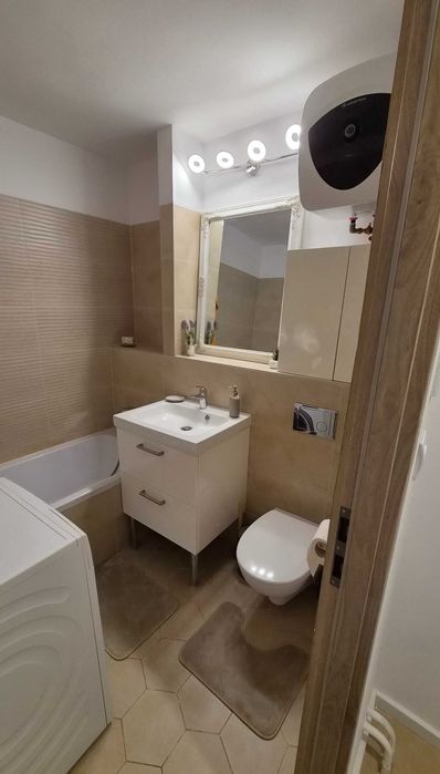 Închiriez apartament 2 camere cu loc de parcare
