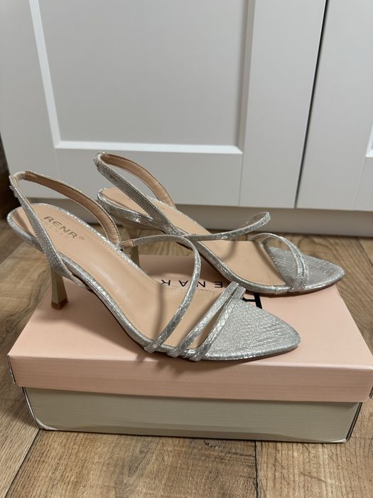 Продам босоножки