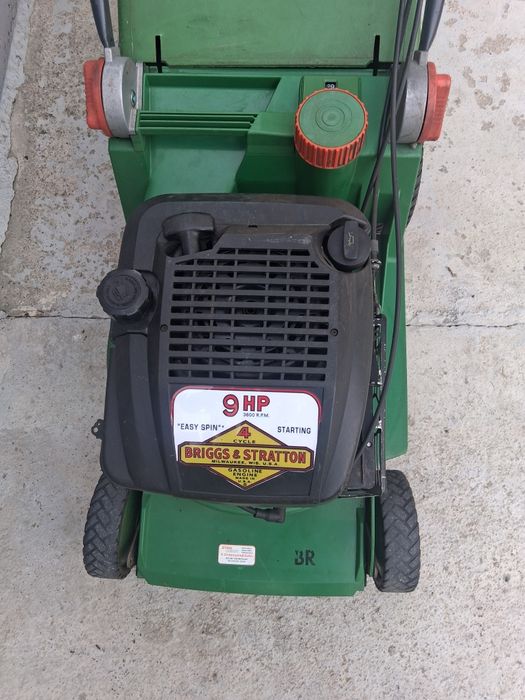 Vând mașină de tuns iarba pe benzină BRILL.