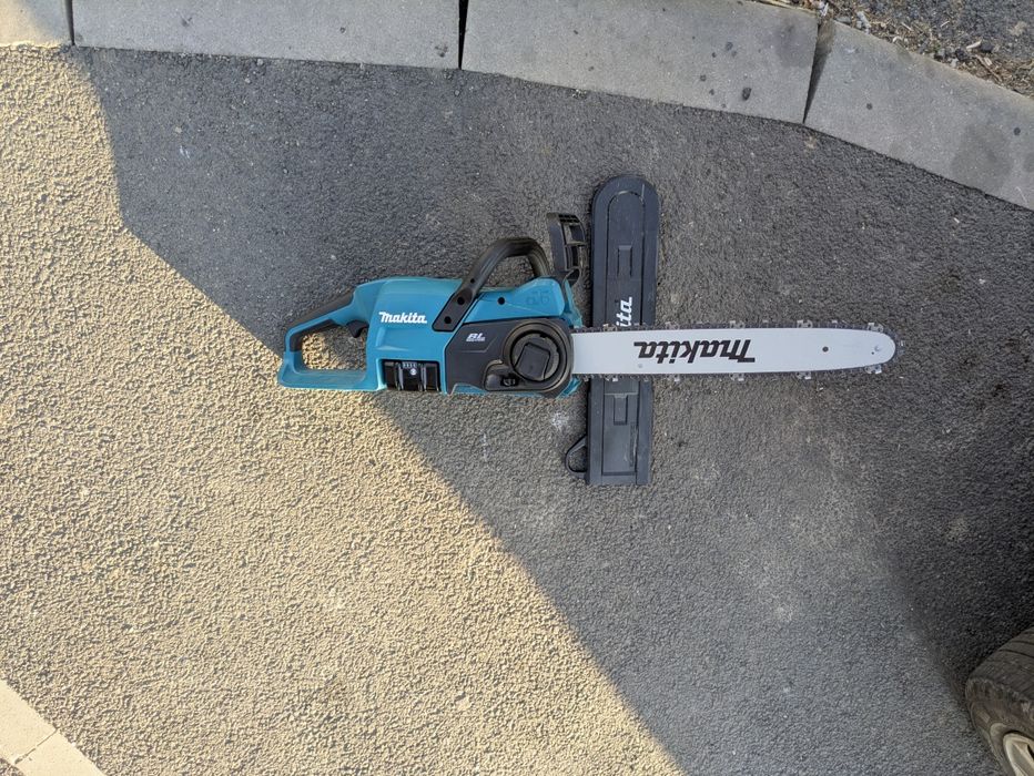 Vând drujba Makita cu acumulatori