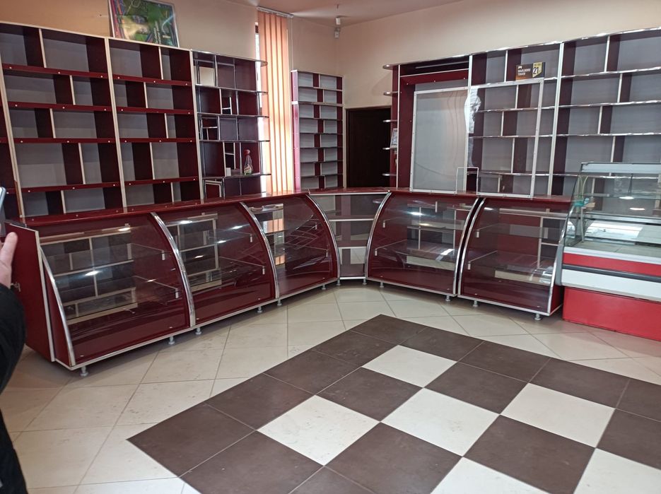 URGENT!Mobilier magazin - vitrinele din fata+ vitrină frigorifică 2 m