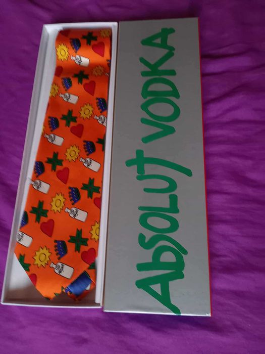 Cravată promo de petrecere, cu imaginea unor sticle, nouă, la cutie