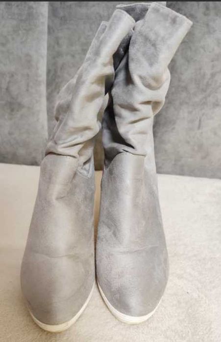 Сиви боти на висок ток