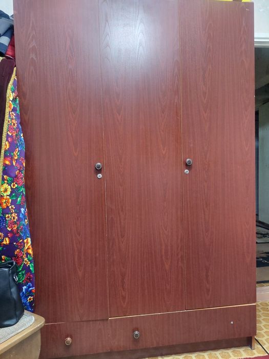 Televizor, kuxinniy ugolok, divan ugolok, shkaf sotiladi