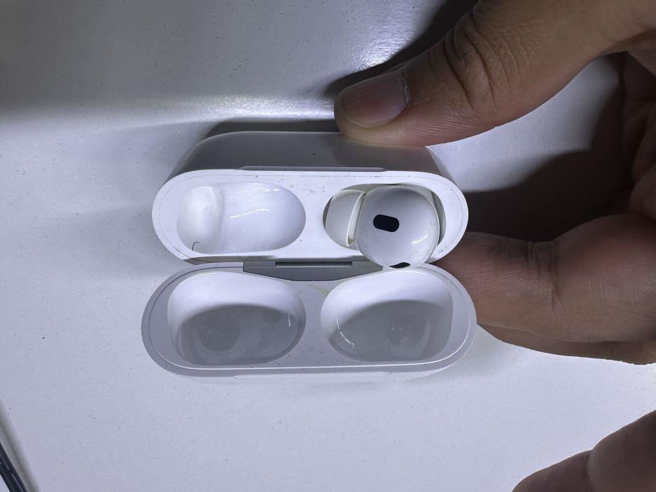 Airpods pro кейс и левый наушник