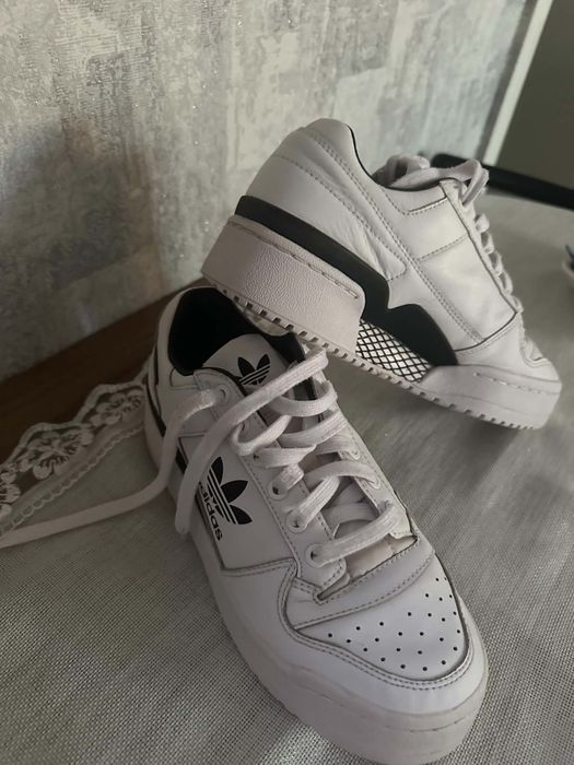Бели adidas маратонки