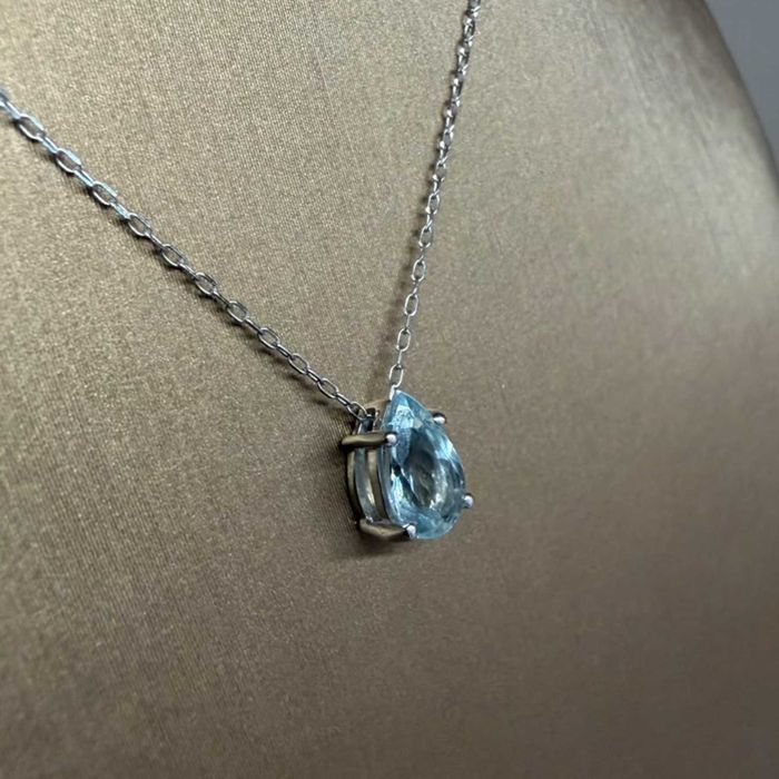 Lanț cu pandantiv din aur alb, decorat cu un acvamarin, realizat de atelier din Padova, Italia
