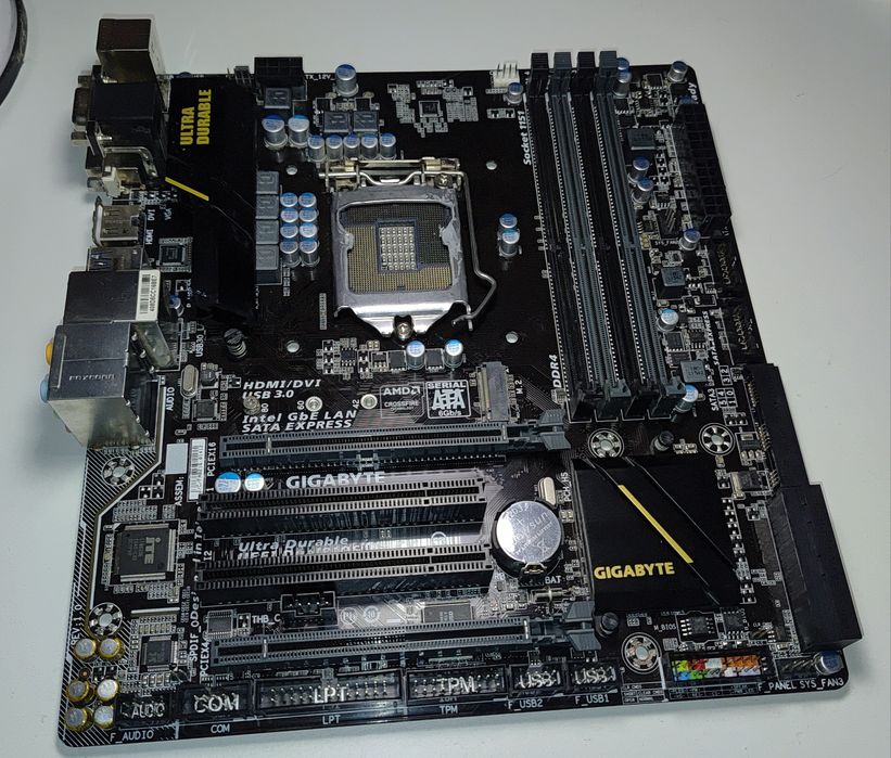 Материнская плата Gigabyte LGA1151 (DDR4) — под восстановление / запча