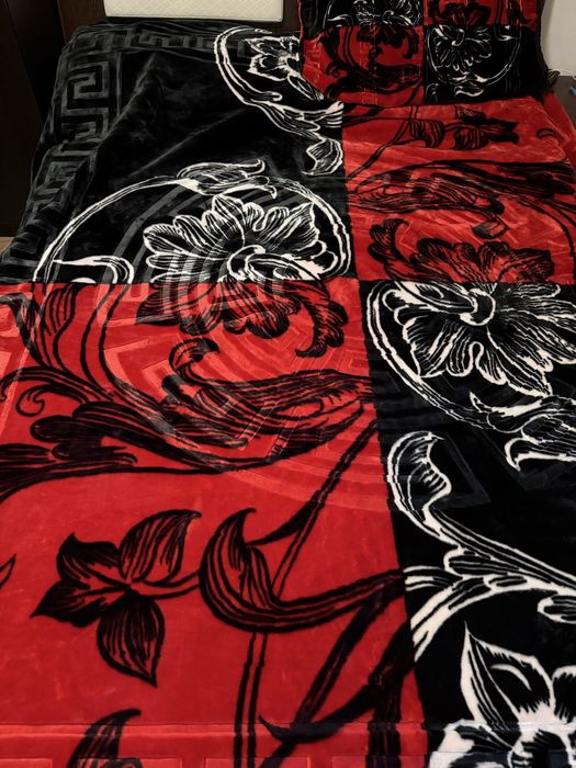 Set cuvertura de pat si fete de perna plus covorase de langa pat