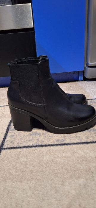 Продавам дамски боти номер 36