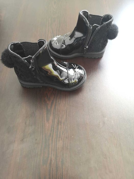 Лачени черни боти с детайл помпон от колекция на Primark. 20/21 номер