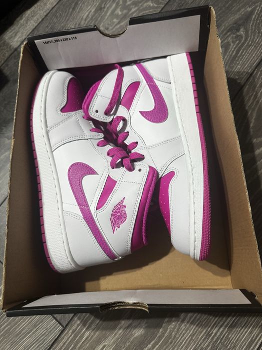 Nou in cutie:Adidasi Jordan 1 Mid GS marimea 40