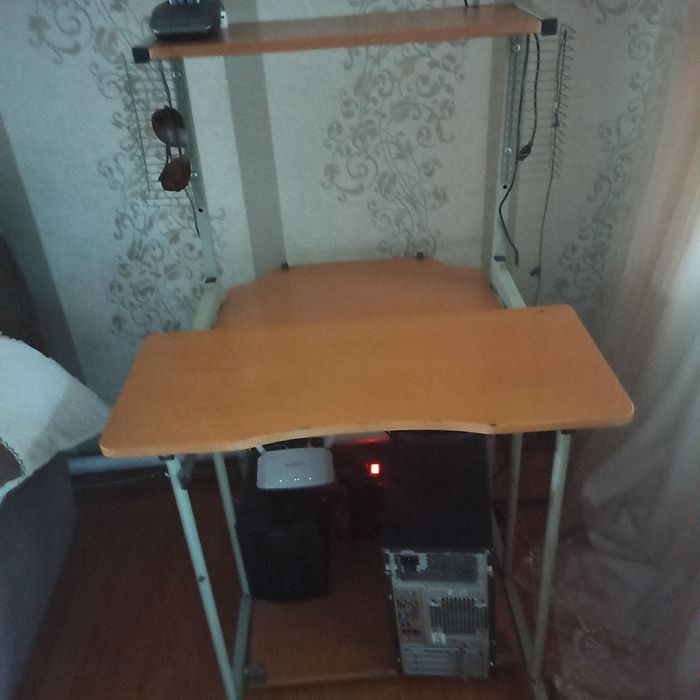 Продам компьютерный столик б/у