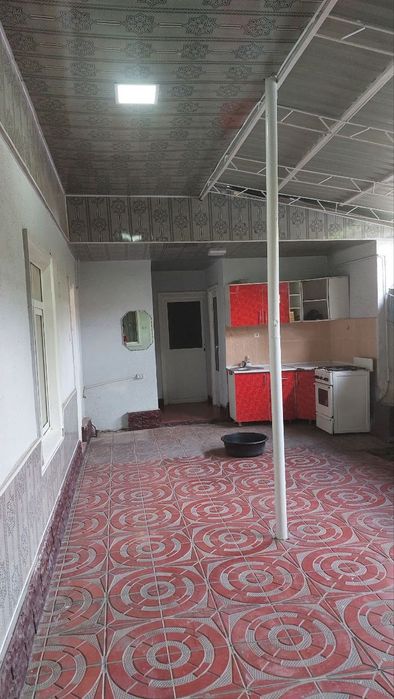 Гулистон шахар маркази синема олдида 4.5 сотох 2 каватли котедж