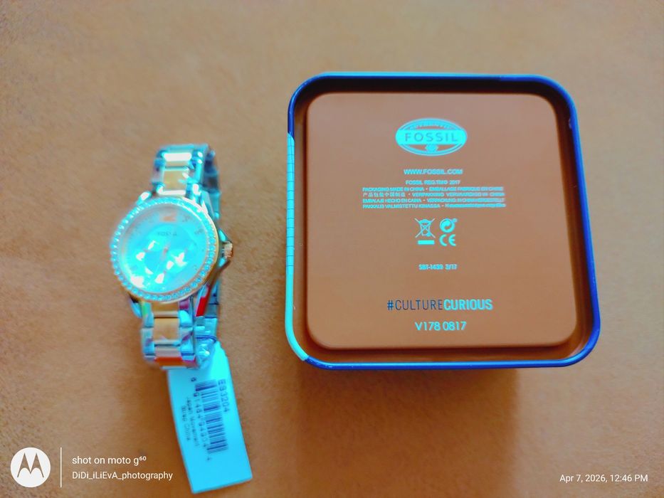 Нов дамски часовник Fossil сребристо-златист